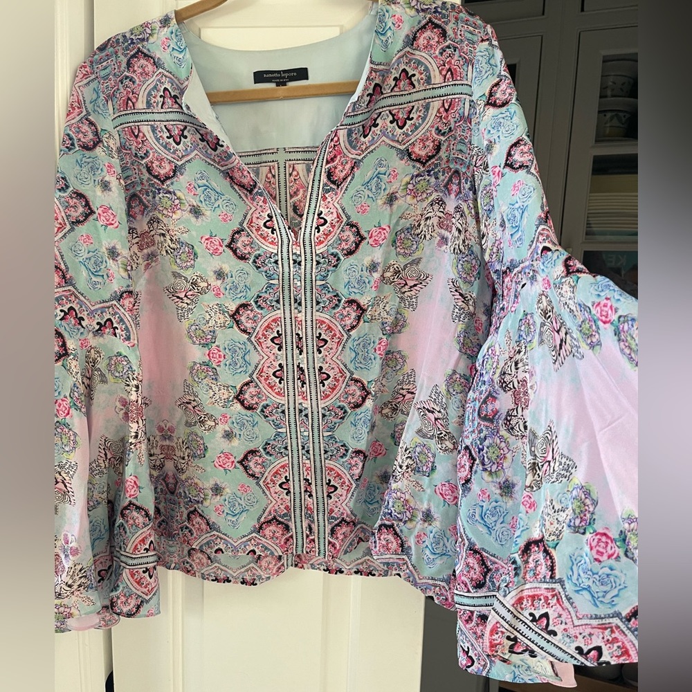 Nanette Lepore belle sleeve light weight colorful top!